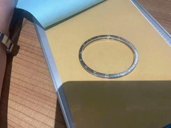 短线配资炒股 女子坐高铁弄丢价值13.8万元的手镯！连续搜寻未果，4天后民警在坐垫底下找到